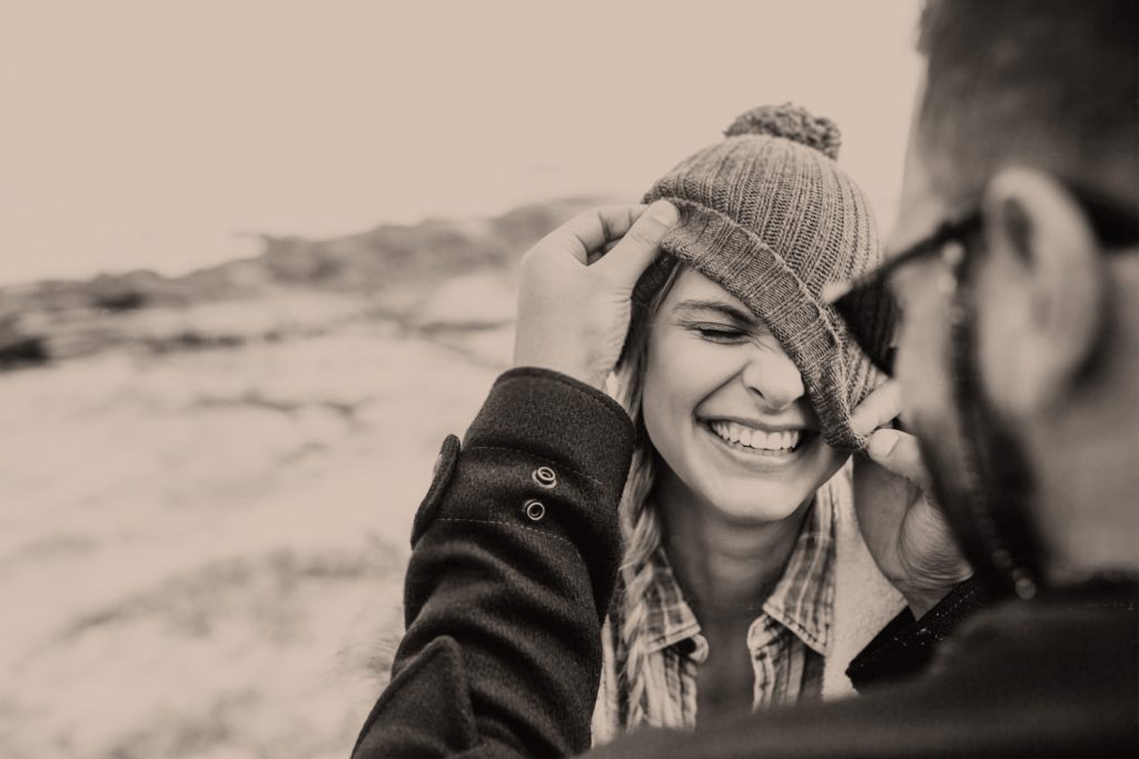 Sourire radieux d'une jeune femme, accompagnée, mettant en avant l'accueil chaleureux et les soins orthodontiques.