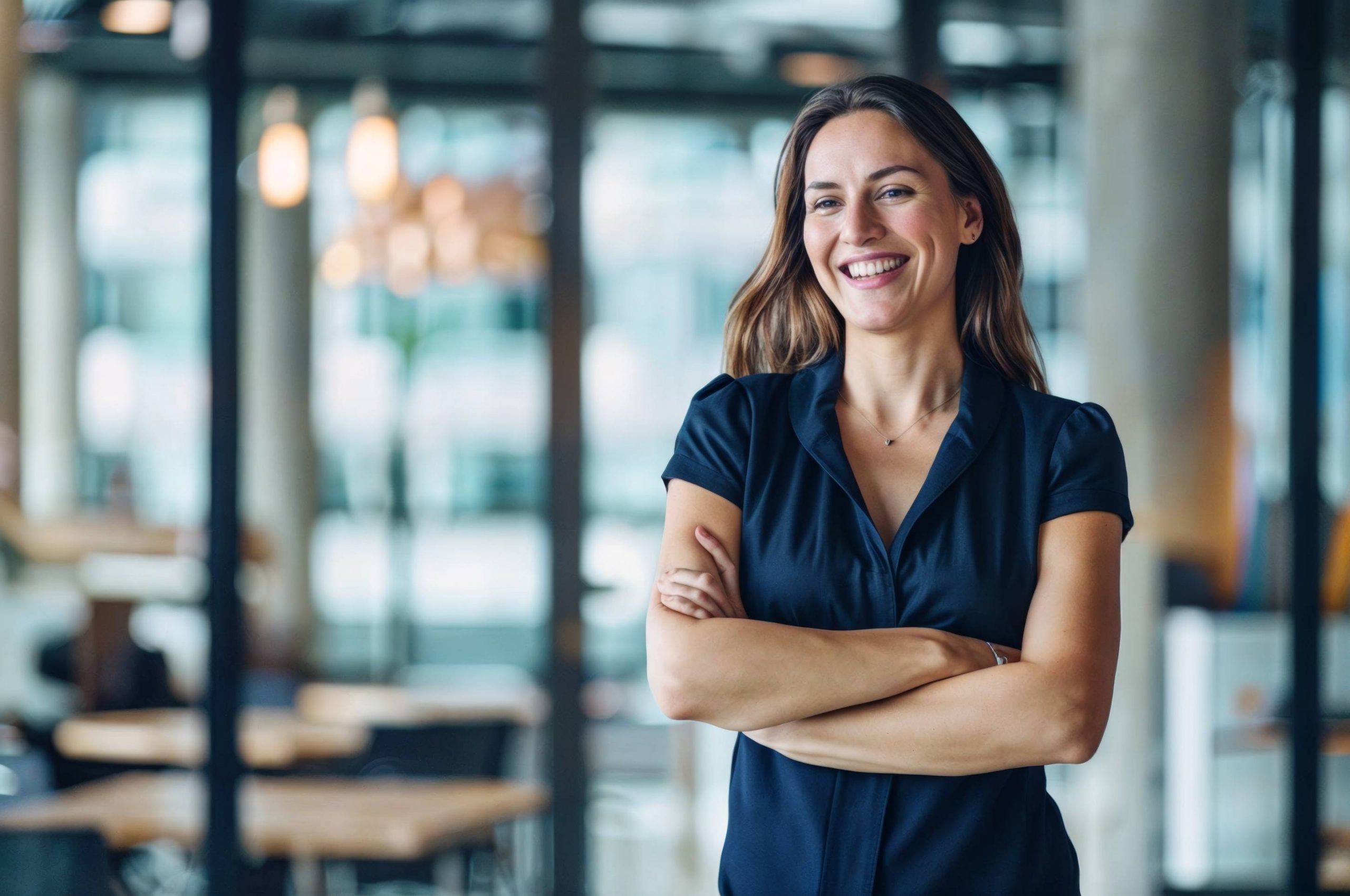 Femme souriante dans un cabinet lumineux, promouvant des soins orthodontiques pour de beaux sourires avec technologie moderne.